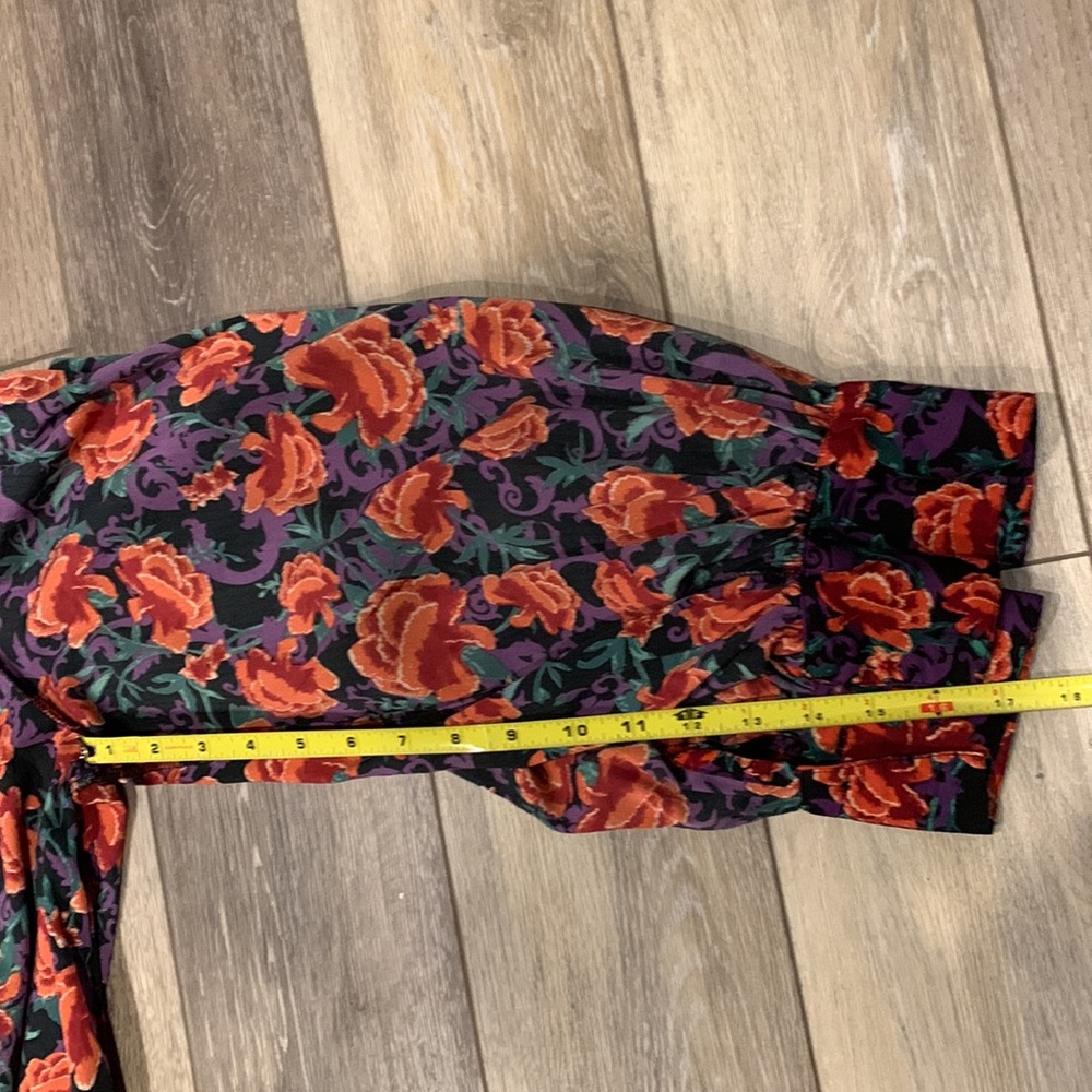 LMT: Calligraphie Floral Balloon Sleeve Top - Picture 15 of 16